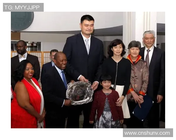 姚明亲手颁奖激励年轻运动员展现拼搏精神与体育梦想